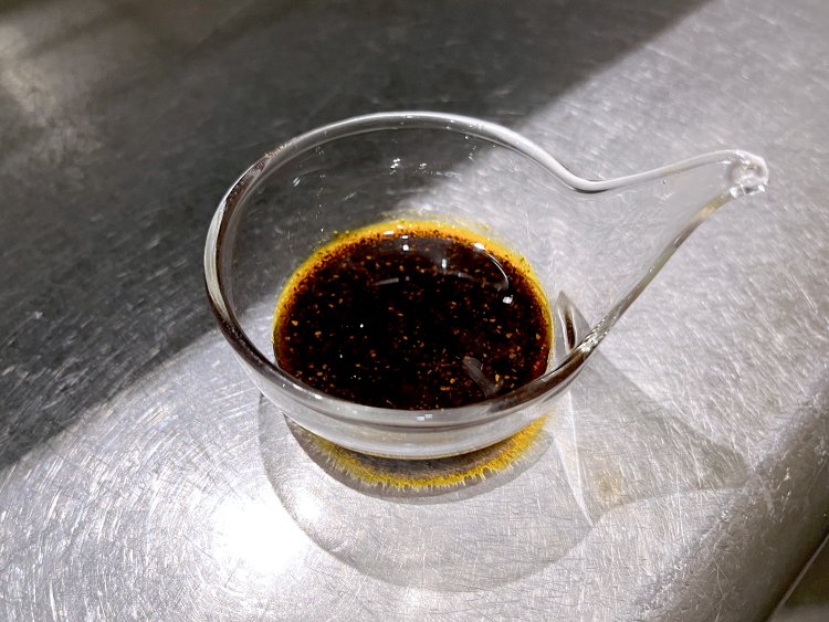 厳選した唐辛子で作る極辣油（きわみらーゆ）は、唐辛子を濾していないので風味と辛さが格段にアップする。