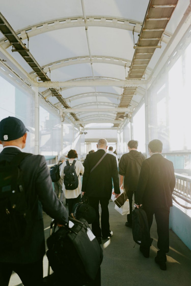 歩きながら片手で撮影。