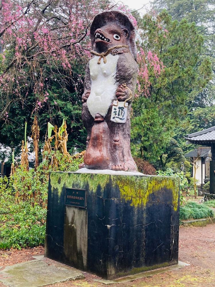 茂林寺の中でもひときわ大きなタヌキ。