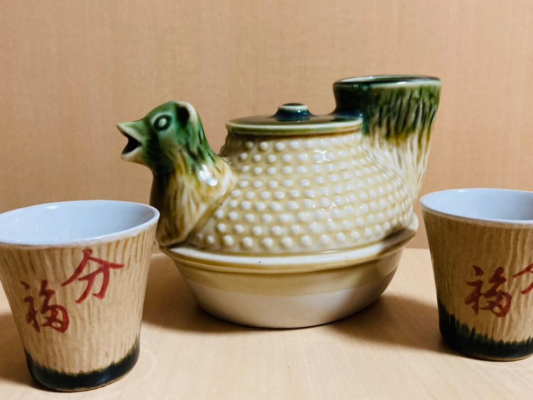 タヌキの酒器セット。顔がタヌキっぽくないが、そこはご愛敬。