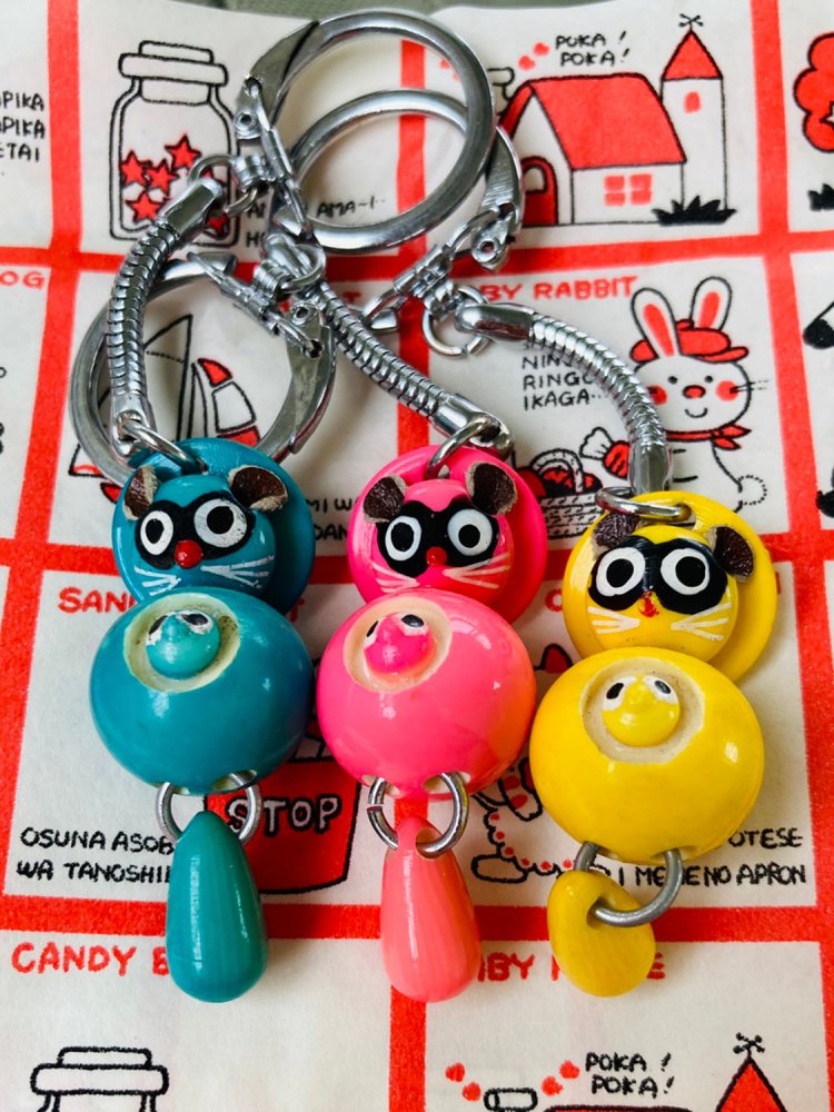 昭和っぽいカラフルなタヌキキーホルダー。これまたレトロなシモジマ製の紙袋に入れてくれる。