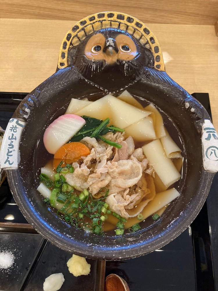 館林駅前の『花山うどん』にて。幅広麺の「鬼ひも川うどん」は、タヌキの器で供される。