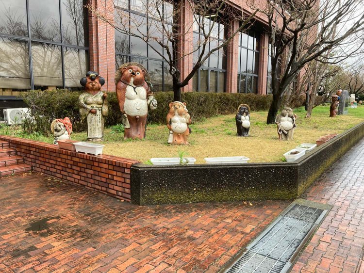 館林市役所前には、ありとあらゆるスタイルのタヌキが揃っている。