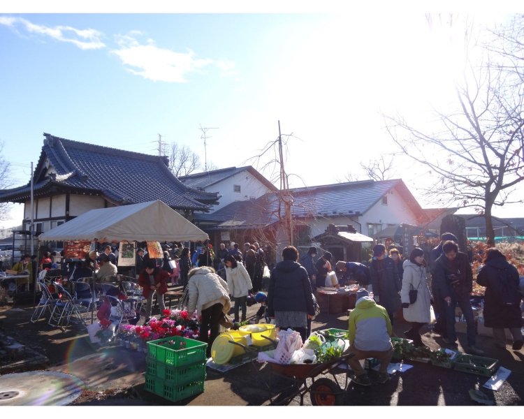 古くから住む農家の方と新しい住民の交流の場となればという思いから、境内で「市の谷の市」を始めた。フリーマーケットや地元の農産物を求める人でにぎわう。