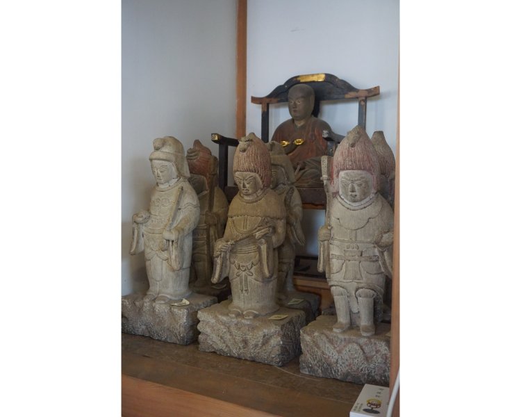 流山市指定有形文化財の十二神将。額には十二支が。後列、弘法大師像の前には2024年の干支となる辰（たつ）を頂いた像が見える。