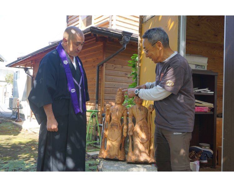 「私たちの秘密基地。年がら年中ここにいます」と仏師の畠山さん（右）。