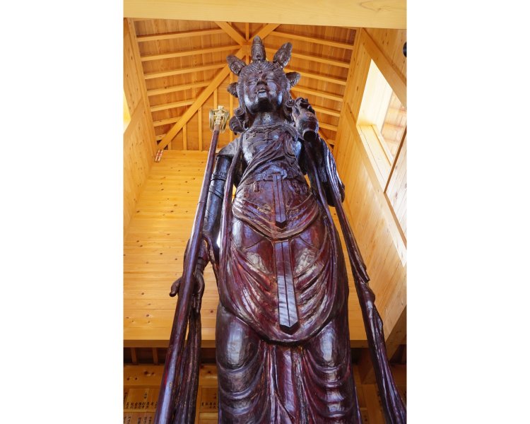 台座を入れると5m以上になる十一面観音像。震災で亡くなった方の悲しみを表した泣き顔の面を伴う十一の面が、被災地と地域の人々を見守る。