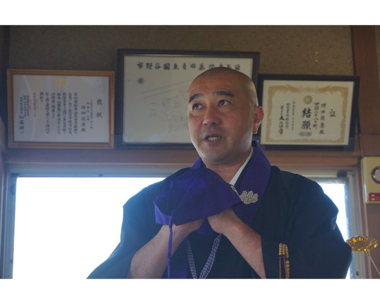 この布は「折五条（おりごじょう）」といって、袈裟（けさ）を折りたたみ首に掛けられるようにしたもの。広げると「五条袈裟（ごじょうげさ）」というものになる。この折五条や袖で印を隠すのだそう。