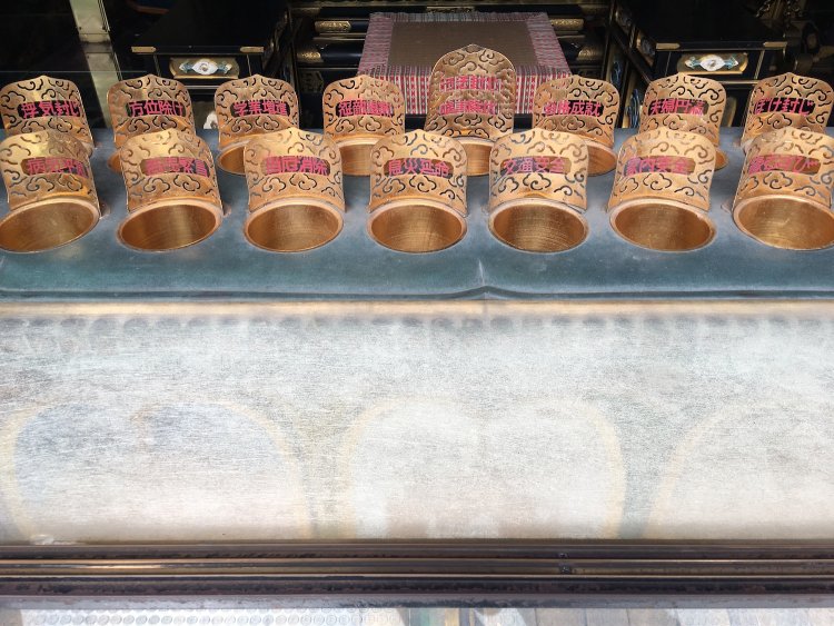 19の口をもつオリジナル賽銭箱。