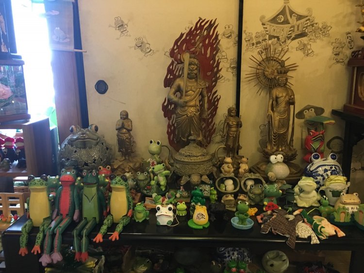 仏像のまわりにもカエルがビッシリと。