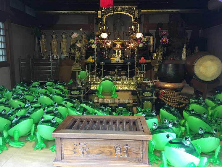 お堂にぎっしりカエルちゃん。