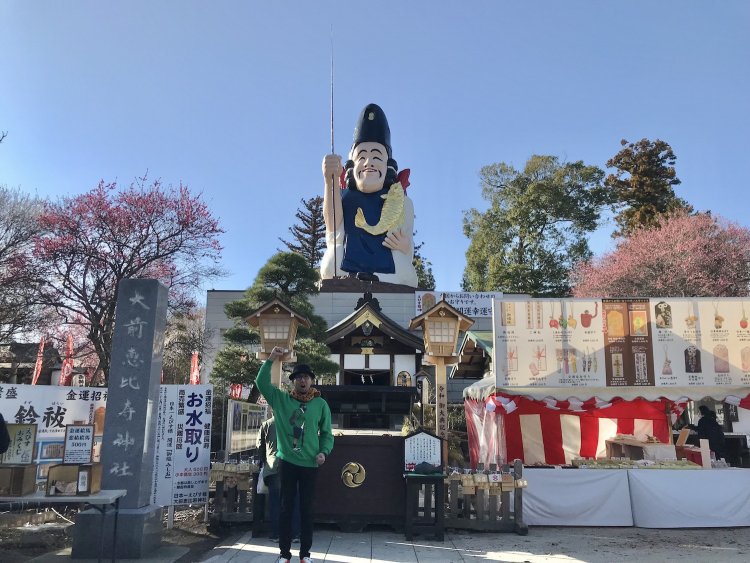 青空に恵比寿さまの持つ金色の鯛が映える。