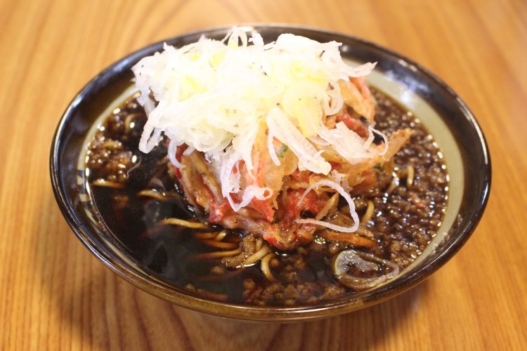 かき揚げそば490円。たっぷりネギがうれしい！