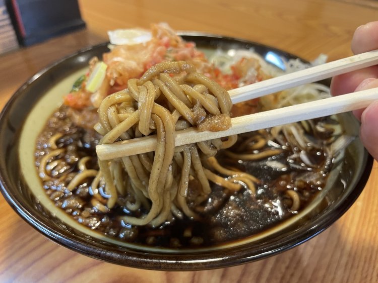 ツユをまとったそばの味よ！