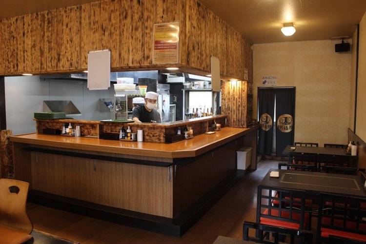 店内はカウンターにテーブルと小上がりも。夜はホルモン焼きの店になる二毛作だ。