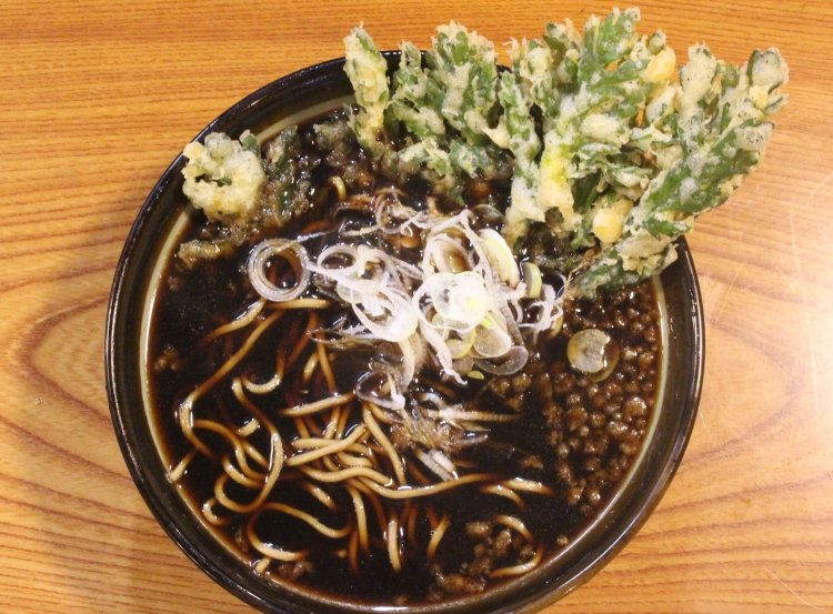 春菊天そば490円。黒いつゆに緑が映える。