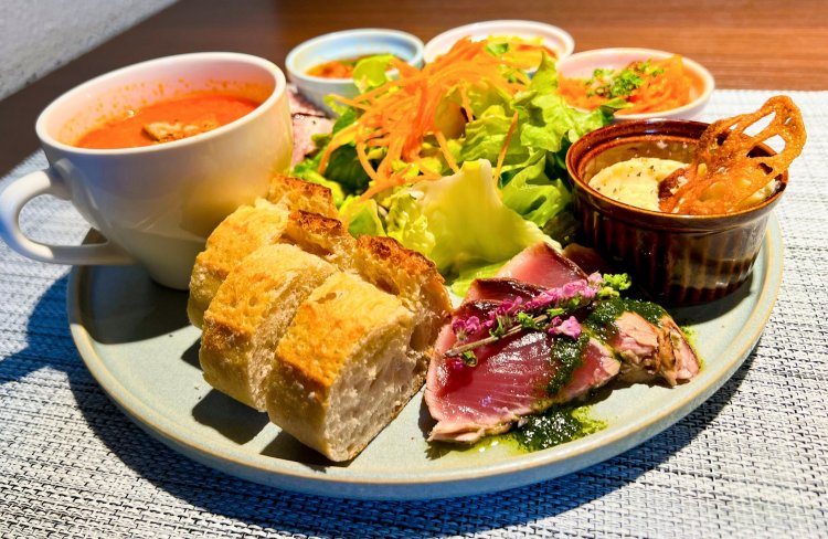 眺めていたい美しさのワンプレートランチ1200円。