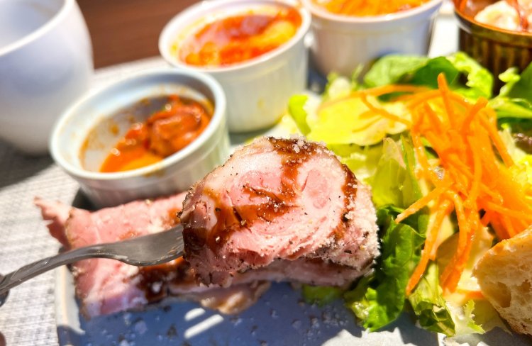 料理の仕上げにかけられた塩はマルドン。パリパリとしたマルドンの食感が、柔らかい三元豚の旨味をより際立たせる。