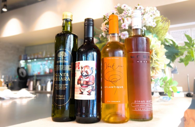 ソムリエ厳選のワインも豊富に揃っている。