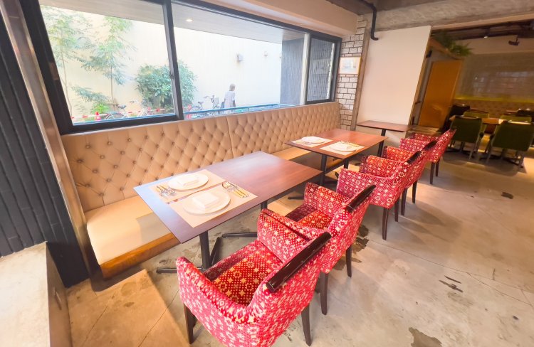 大きな窓から差し込む自然光が心地よい客席。