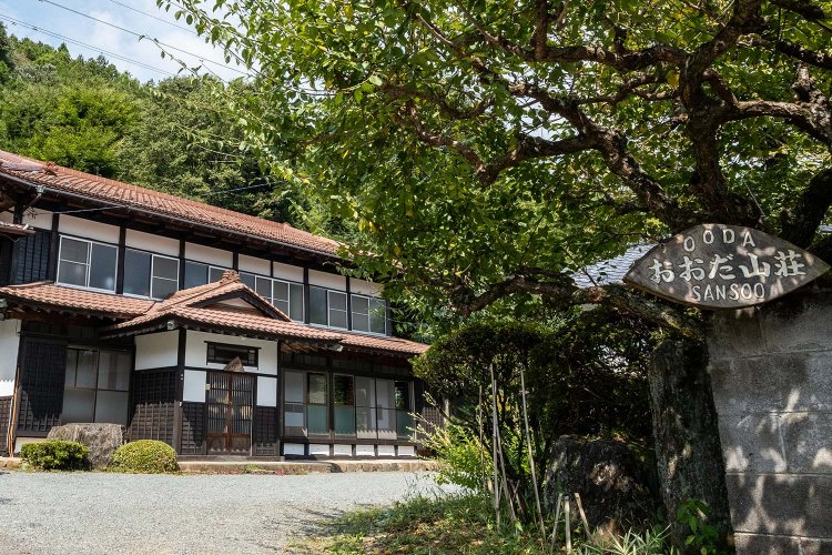 裏相模湖が見える里山の、行き止まりの閑静な集落にポツンと立つ。