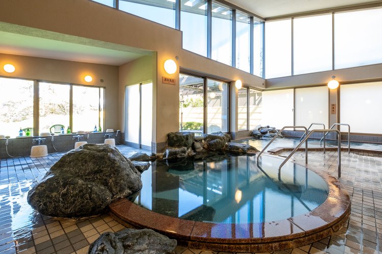 フィンランド式のロウリュサウナを備えた「湖の湯」の内風呂。