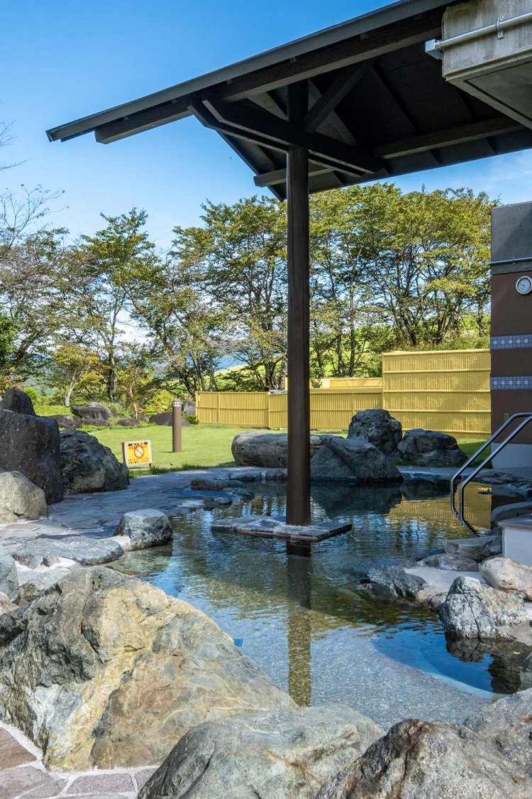 「森の湯」の露天風呂。目隠しが低いため、開放感もたっぷりだ。