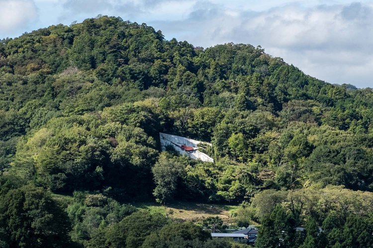 中央本線や中央自動車道からも見える、藤野を代表する作品「緑のラブレター」。