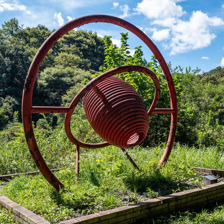 「射影子午線」は曲線の構成が印象的だ。