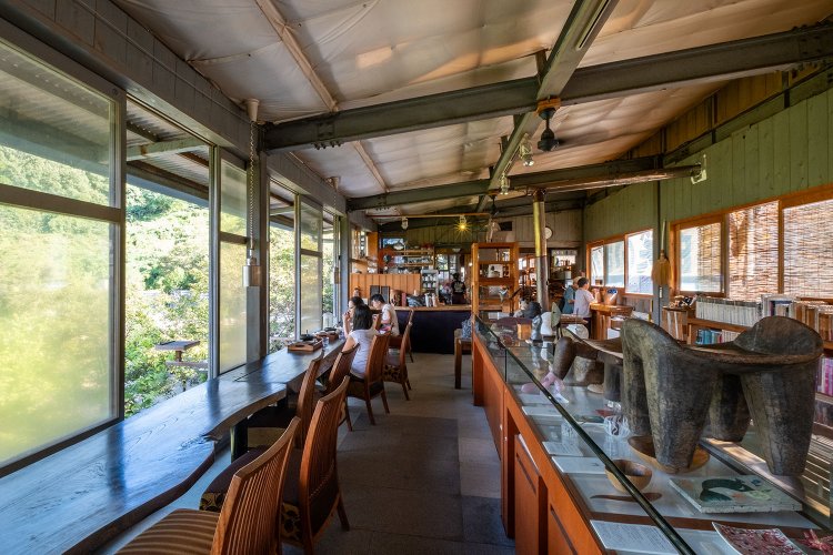 大きく窓が取られた店内には、地元作家の作品も数多く並ぶ。