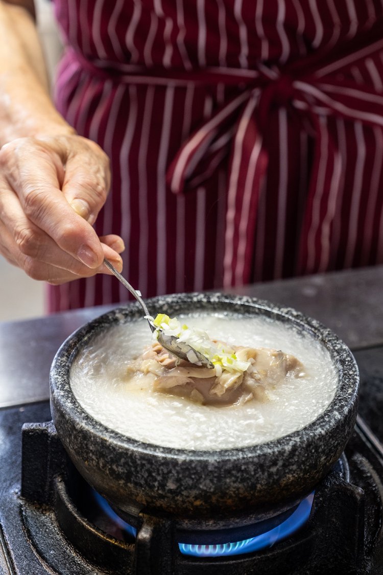 石鍋で温められる参鶏湯。高麗人参やニンニクなどを詰め、滋養強壮にも効果大。