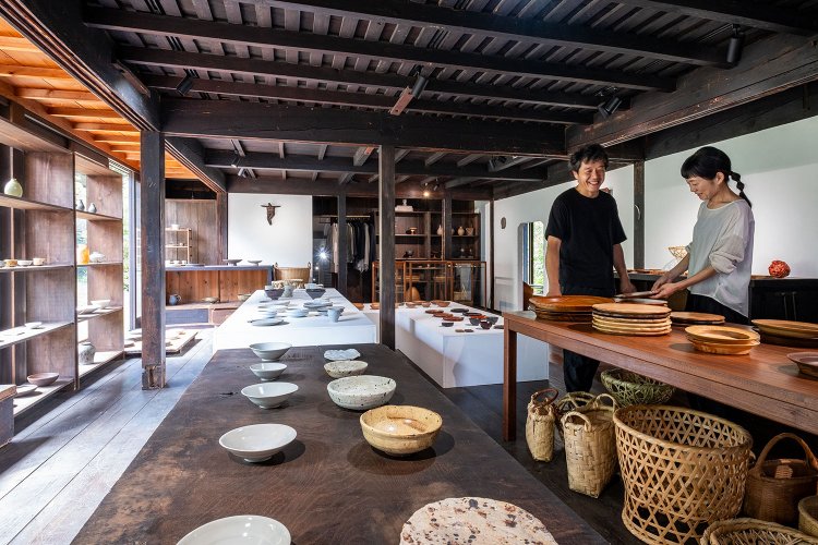 個性豊かな作品が並ぶギャラリーに立つ藤崎さん（左）と東川さん。