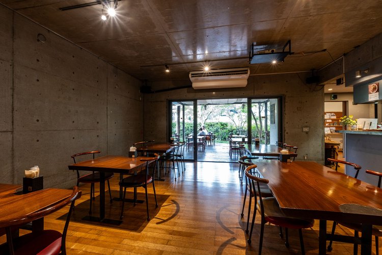 シックな店内からペット同伴可のテラス席を見通す。