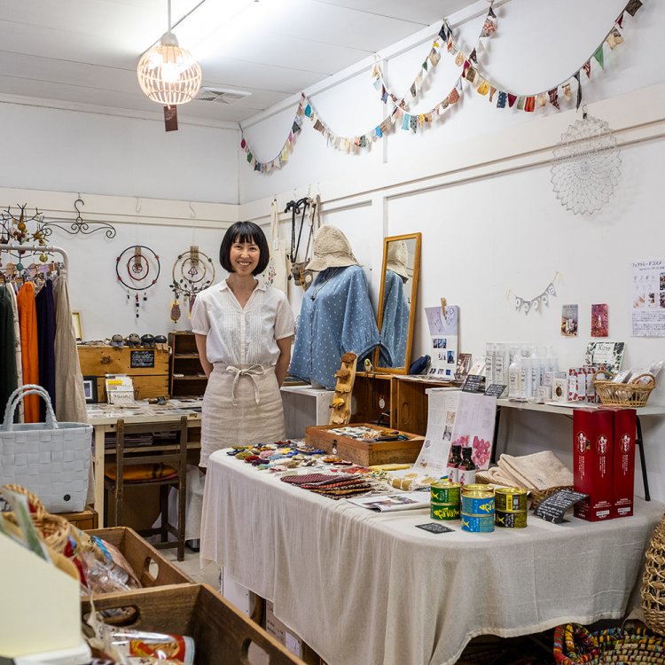 岩手県釜石市出身の上條さん。厳選した東北支援グッズも取り扱う。