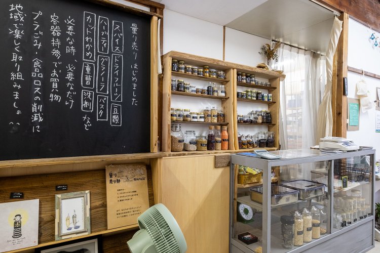 エコロジーに対する積極的な姿勢が垣間見える量り売りコーナー。