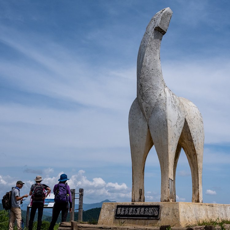 山頂ではシンボルの白馬像が登山者をお出迎え。