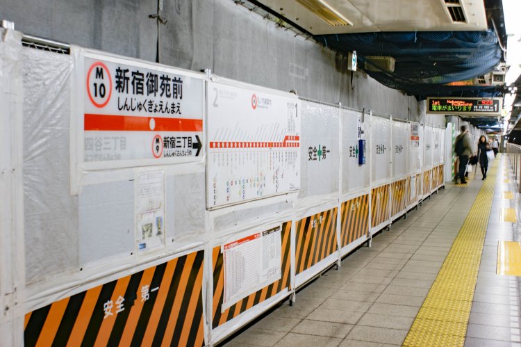 オフィシャルなサインの一部が貼られたケース。