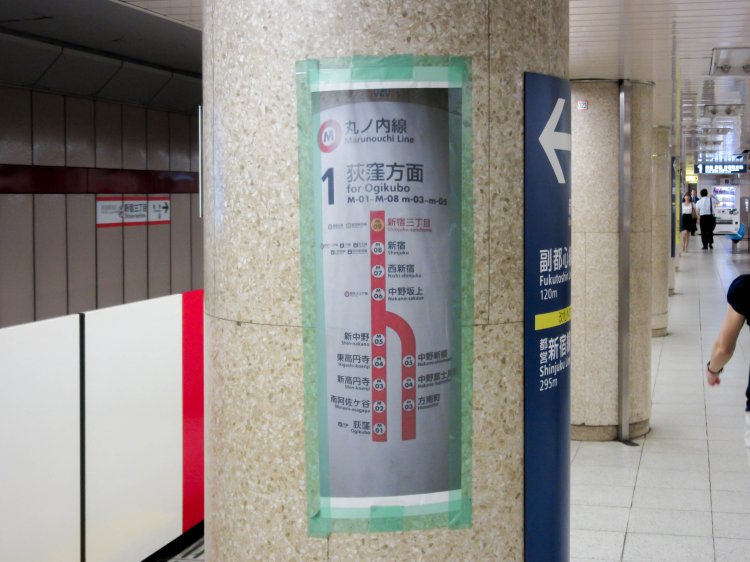 丸い柱に貼られた路線図をそのまま撮影し、さらに丸い柱に貼ったケース。