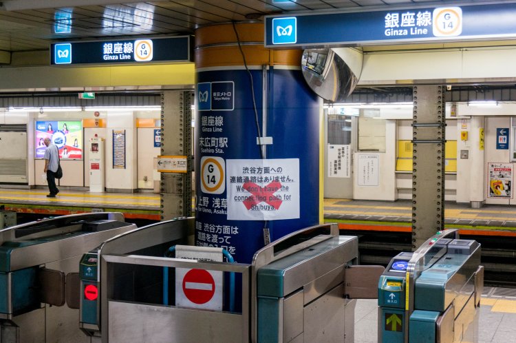 2015年・末広町駅。注意書きを書いて出力した紙が柱に貼られている。