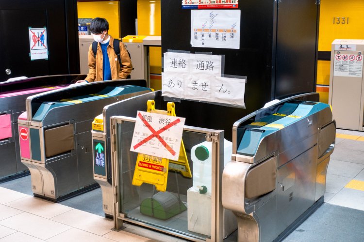 2018年・末広町駅。A4サイズの用紙数枚を使って大きな文字に。また改札横にも掲示。より分かりやすくアラートする配慮か？