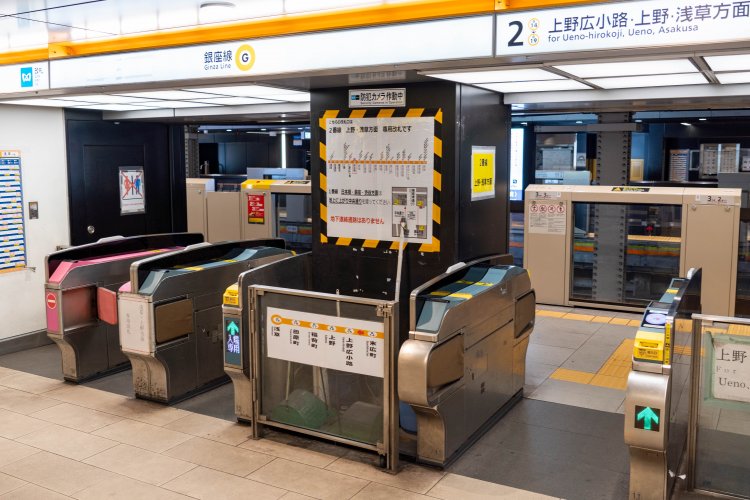 2021年・末広町駅。文字だけでなく、路線図や移動方法を示した図なども併用し、より分かりやすさを追求。