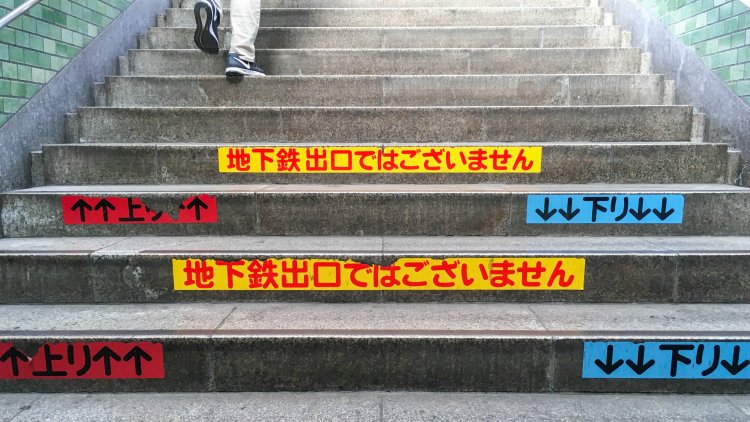 さまざまな色のシートやインクが用いられたケース。