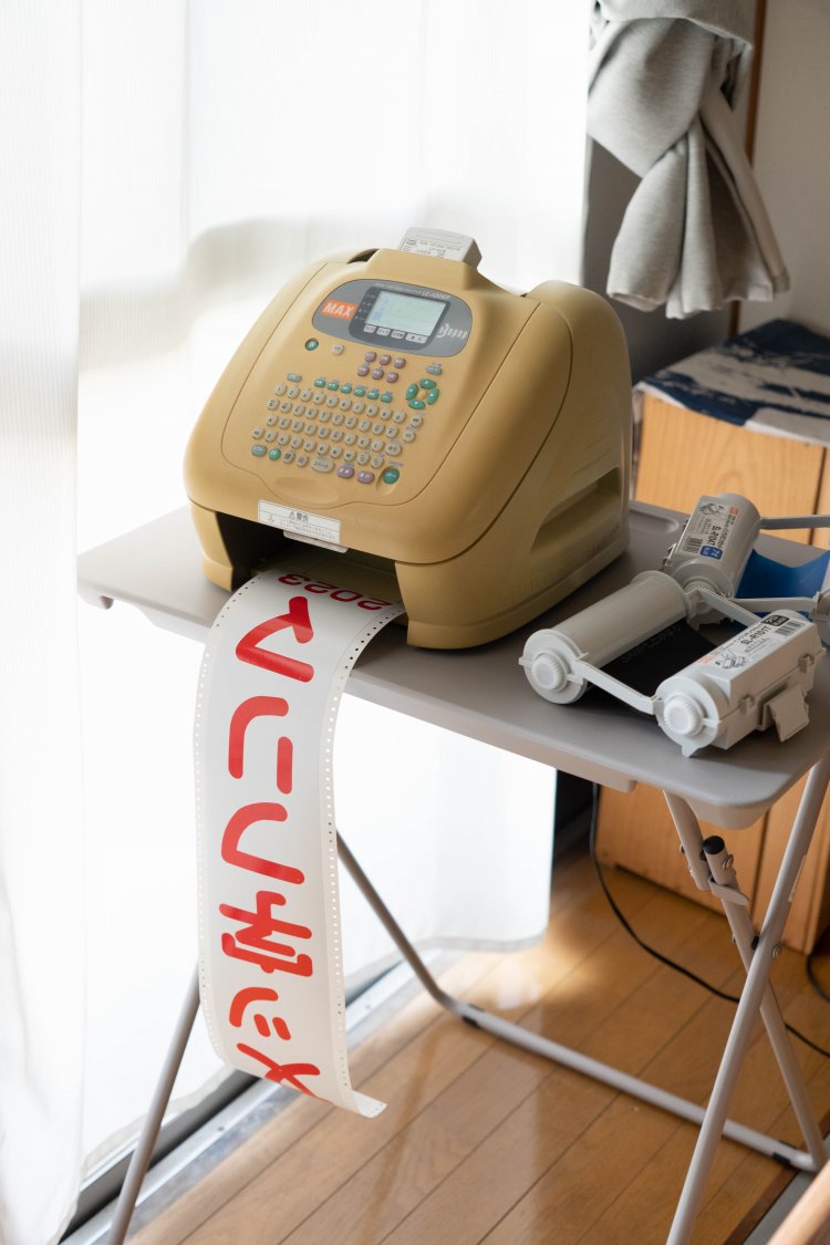 駅の野良サイン作成でも使われている、サインプリンタ「ビーポップ」。