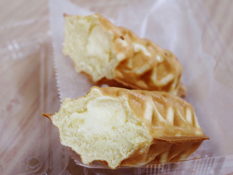 焼きたてを割れば、中のプロセスチーズがとろけている。