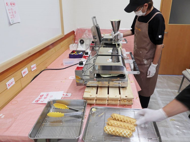 1度に最大6本焼ける焼き器を3台使う。墨田区のサンテックコーポレーション製だ。