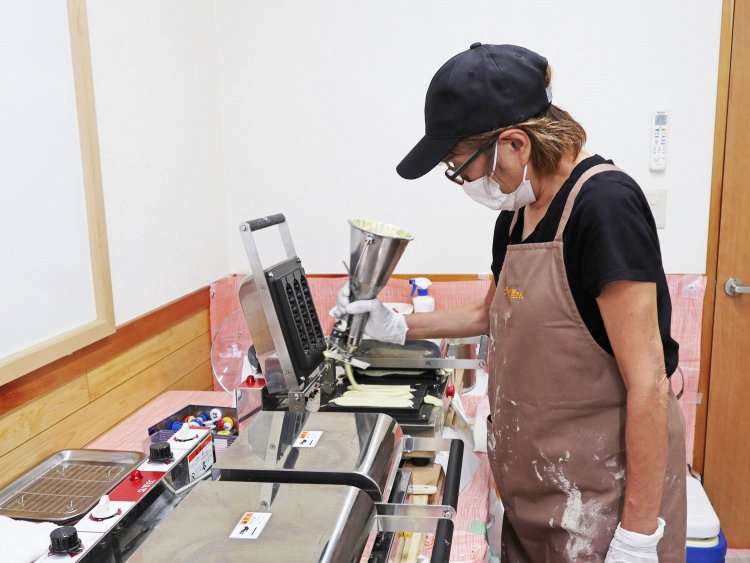 攪拌（かくはん）した生地を、“チャッキリ”という器具に入れて焼き器に絞り出す。