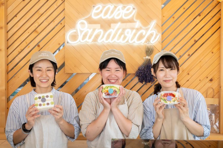 店長の安藤沙佑美さん（中央）とスタッフが笑顔で迎えてくれる。