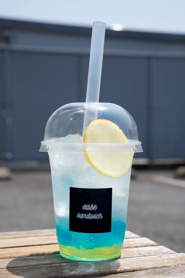 さっぱりとしたブルーレモンソーダ291円。