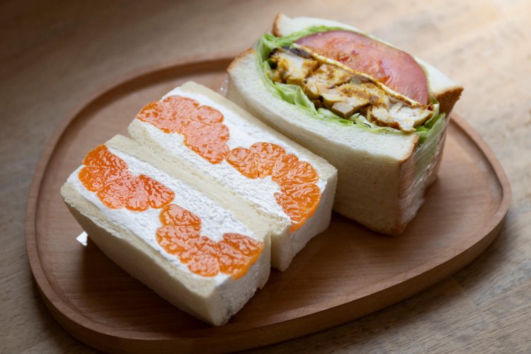 スパイシーなタンドリーチキンと、甘さと酸味がいいハウスみかん。