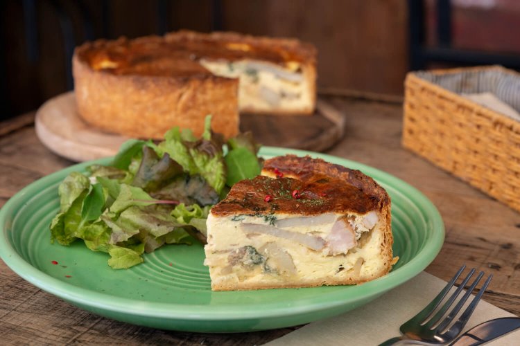 食事にも満足なベーコンポテトキッシュ。